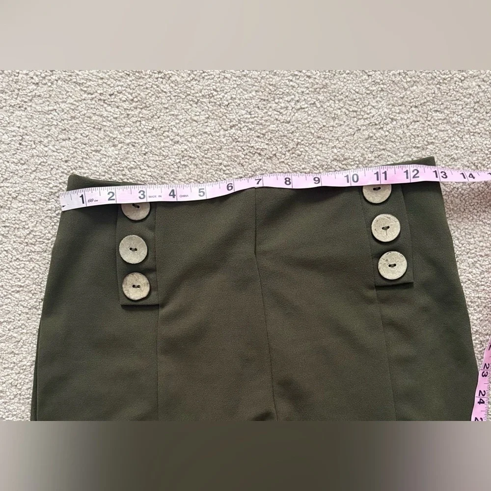 Haute Monde High waisted shorts Size Small Olive Green.
